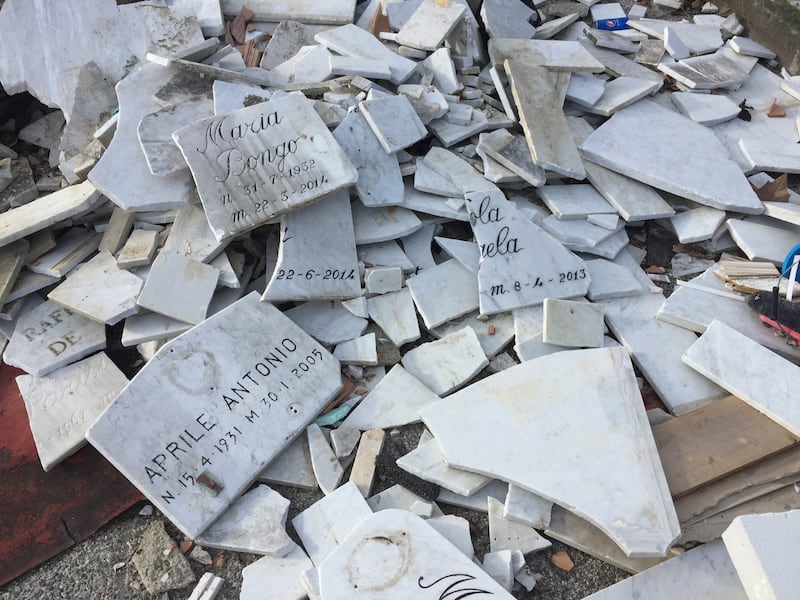 Napoli, lapidi in discarica abusiva a Ponticelli