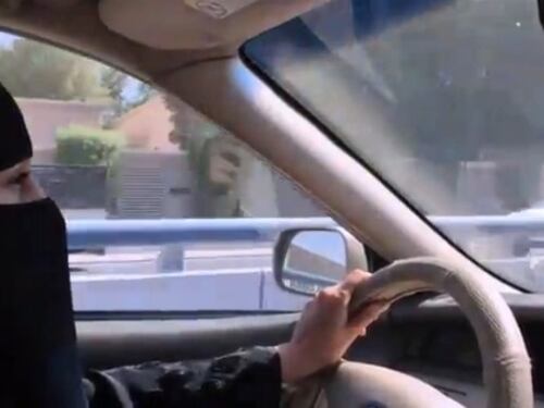 Arabia Saudita, le donne al volante sfidano il divieto