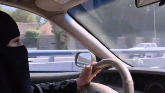 Arabia Saudita, le donne al volante sfidano il divieto