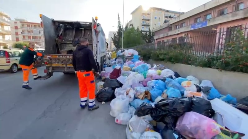 Palermo sommersa dai rifiuti: materassi e motorini in discarica 3
