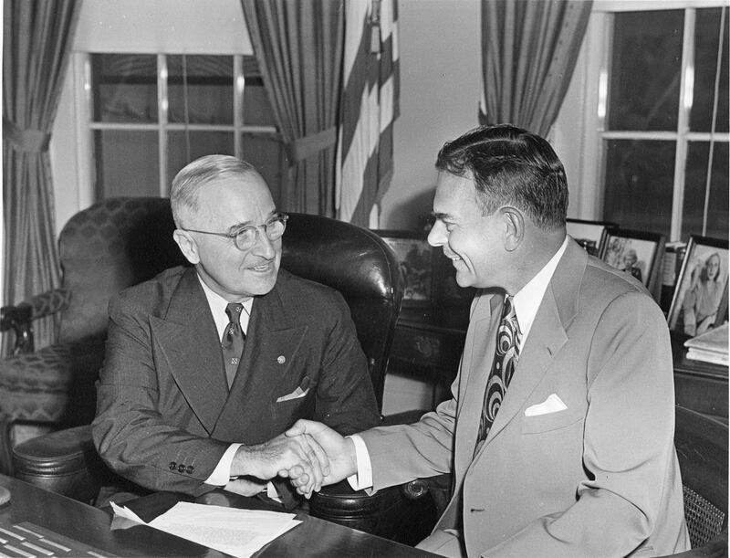 Il governatore repubblicano di New York Thomas Dewey stringe la mano al presidente Usa Harry Truman durante una visita alla Casa Bianca.