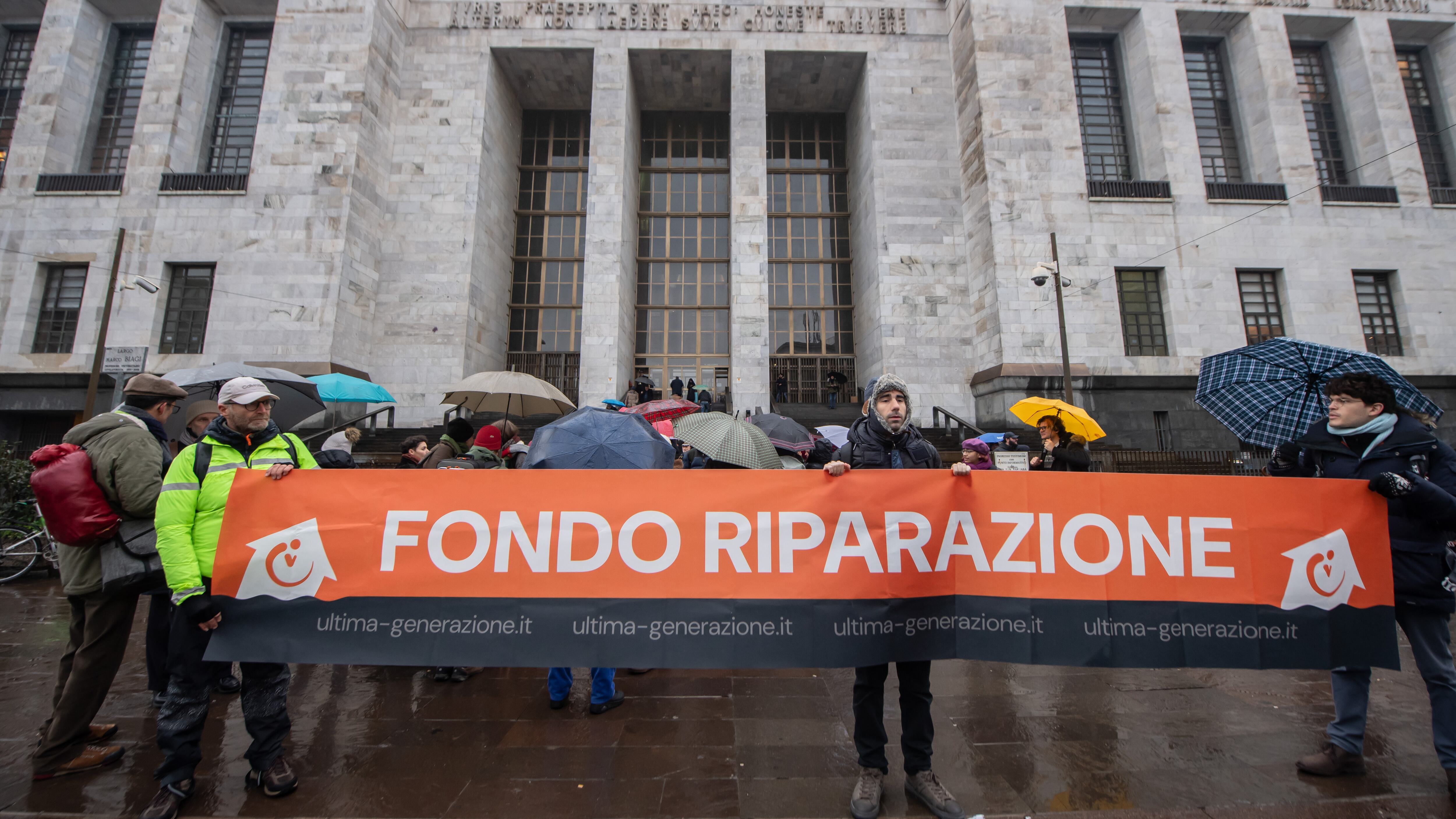 Imbrattarono il "Dito" di Cattelan, eco-vandali graziati dai giudici: tutti prosciolti