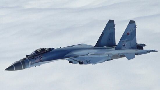 Supercaccia Su-35S russi schierati al confine con la Finlandia