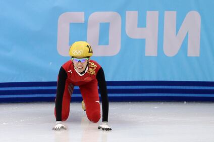 Sochi, la pattinatrice cinese cade e travolge i giudici 12