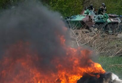 Forze di sicurezza a un checkpoint fuori Sloviansk 3