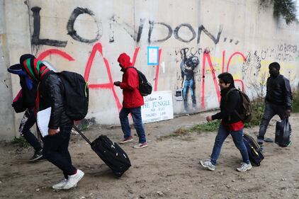 MIgranti costretti a lasciare il campo profughi di Calais 2