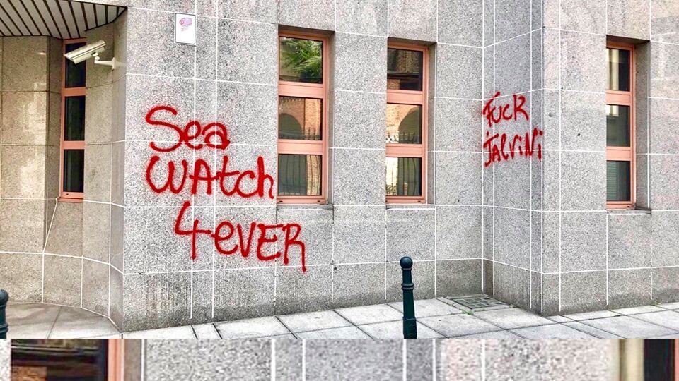 "Sea Watch, fuck Salvini" Gli insulti al ministro da chi difende la Rackete