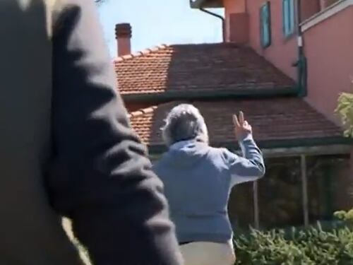 "È pentito del video?". Ma Grillo fa il segno della vittoria