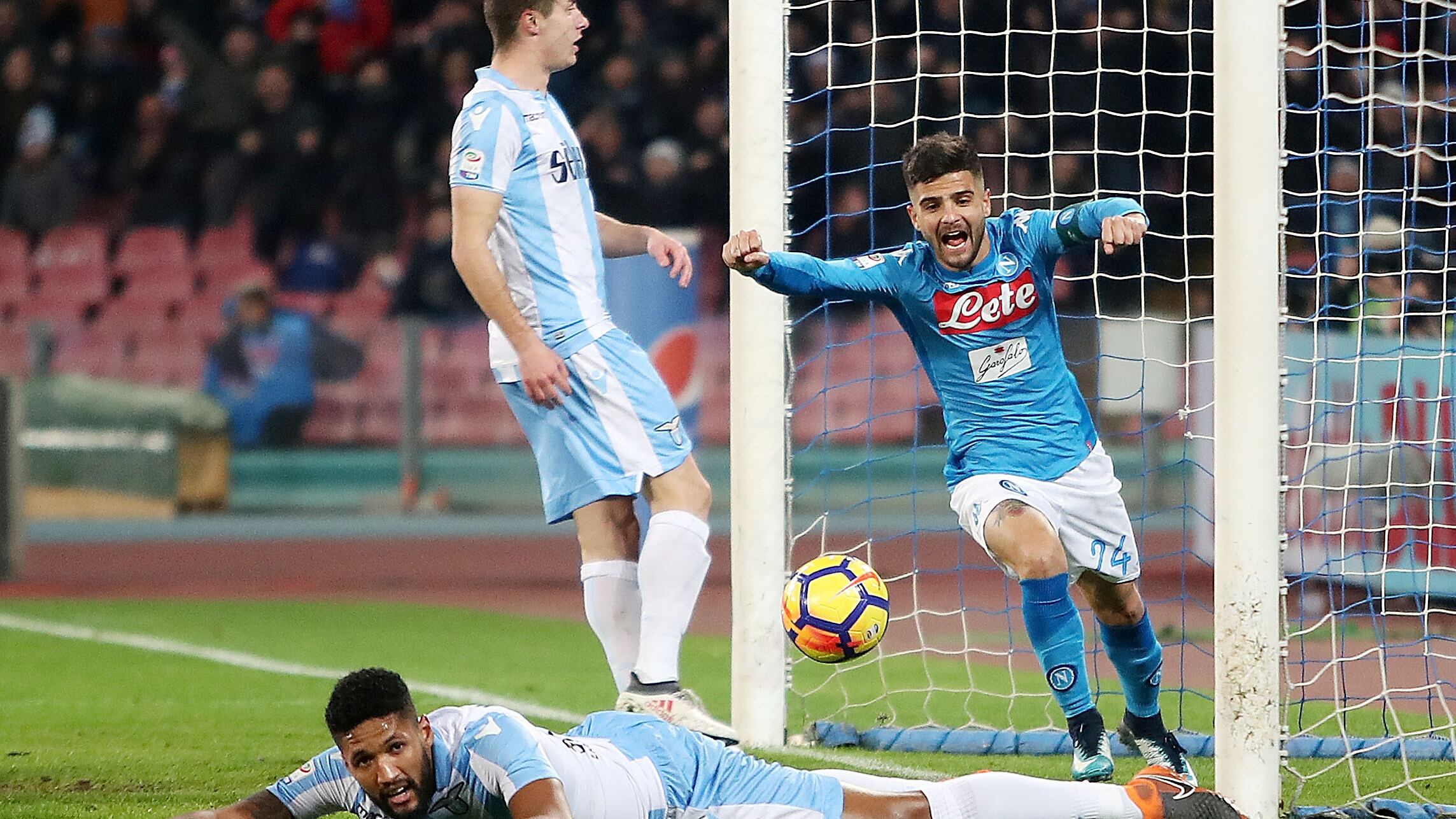 È tornato il Napoli show Quattro gol alla Lazio per riprendersi la vetta