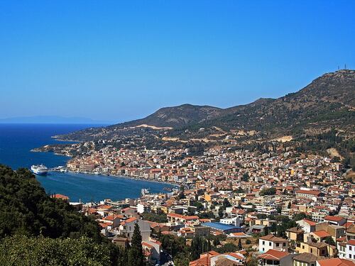 Grecia, l'isola di Samo è al collasso: "Troppi migranti. I turisti scappano"
