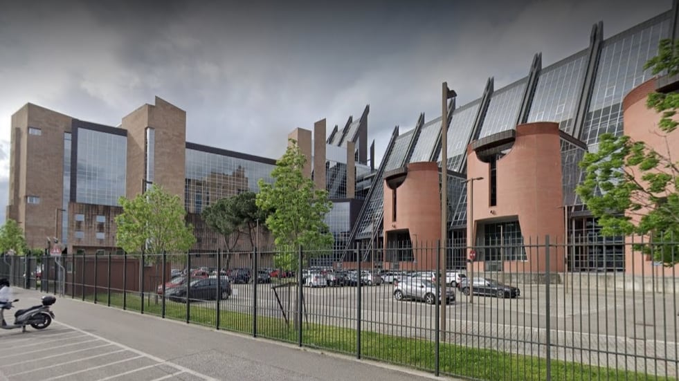 Firenze, madre obbliga figlia a farsi foto nuda e si finge lei sui social