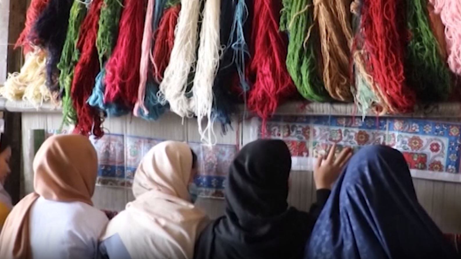 Afghanistan, i talebani vietano alle donne anche di guardare fuori dalla finestra