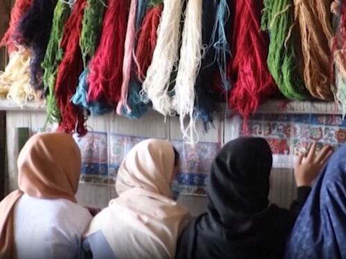 Afghanistan, i talebani vietano alle donne anche di guardare fuori dalla finestra