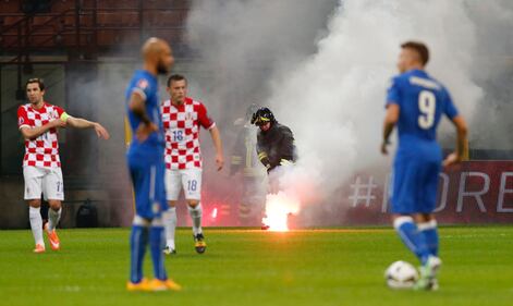 Fumogeni in campo, partita sospesa 10