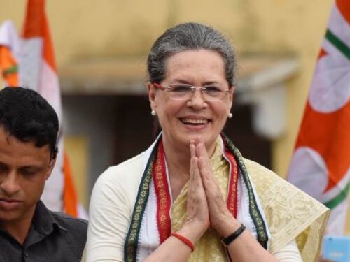 Sonia Gandhi si ritira dalla politica e lascia la guida del partito al figlio