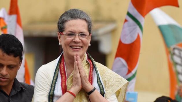 Sonia Gandhi si ritira dalla politica e lascia la guida del partito al figlio