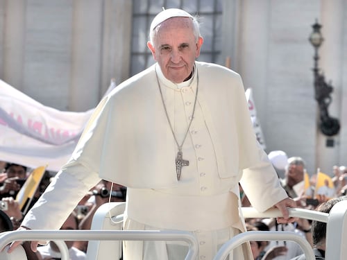 Papa Francesco compra schede telefoniche per i migranti di Lampedusa