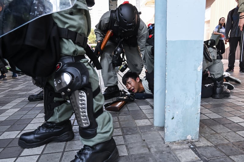 Hong Kong, agente spara a un manifestante 3