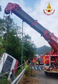 Bus precipitato in una scarpata a Savona: le operazioni di soccorso ai passeggeri 3