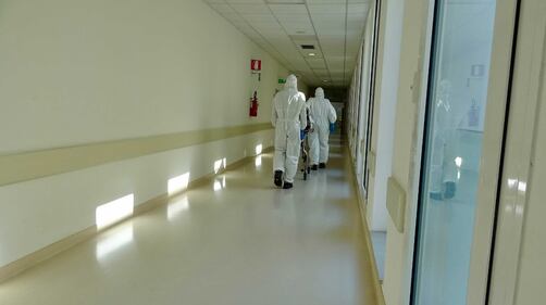 Paziente positivo al Covid trasportato nel reparto di terapia intensiva dell'ospedale di Trieste