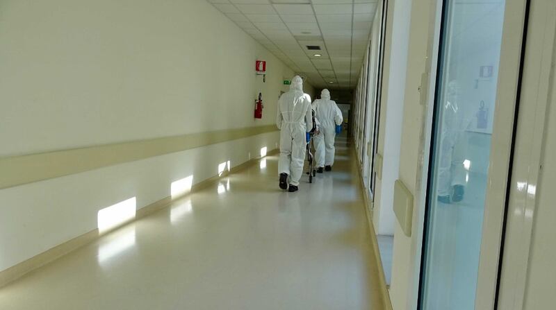 Paziente positivo al Covid trasportato nel reparto di terapia intensiva dell'ospedale di Trieste