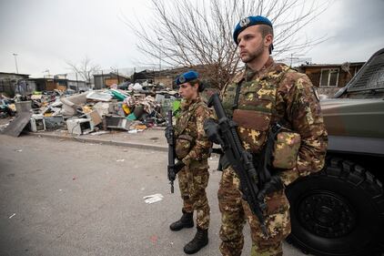 Roma, i militari all'ingresso del campo rom di via Salviati 3