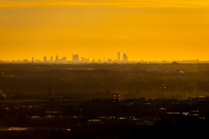 Il vento spazza via nubi e smog: da Bergamo si vede lo skyline di Milano 1