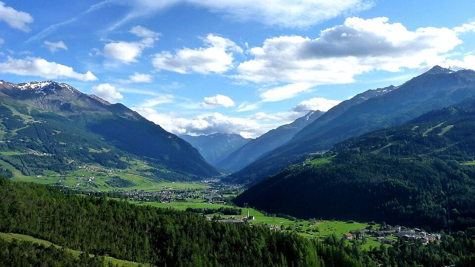 Si spoglia nudo e si lascia morire in mezzo al bosco