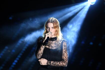 Sanremo 2017, gli outfit sexy della seconda serata 33