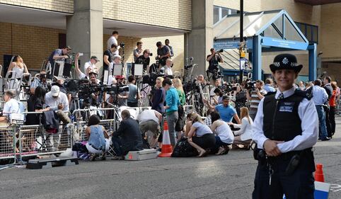 L'attesa per il "royal baby" davanti all'ospedale 4