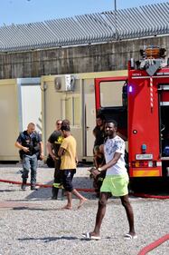 Sassate ai pompieri al centro d'accoglienza