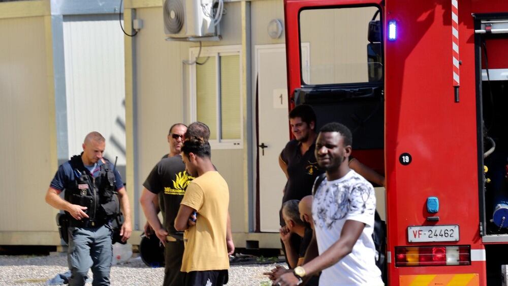 Sassate ai pompieri al centro d'accoglienza