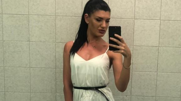 L'orrore sul corpo di Elena: sfregiata con una coltellata