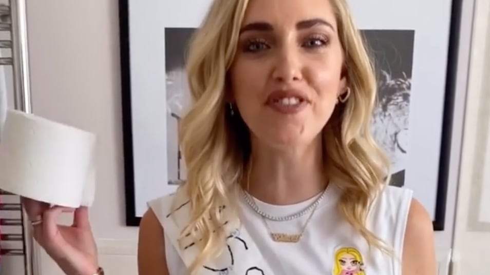 La piega perfetta della Ferragni solleva qualche dubbio: "Tu vai dal parrucchiere, noi ci sorbiamo i tuoi ca..."