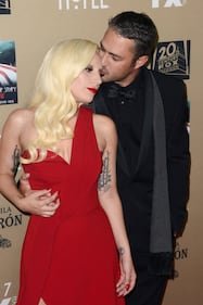 Lady Gaga, spacco mozzafiato e baci al fidanzato sul red carpet 15