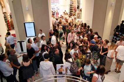 Ressa di gente all'inaugurazione del primo negozio Uniqlo in Italia 1