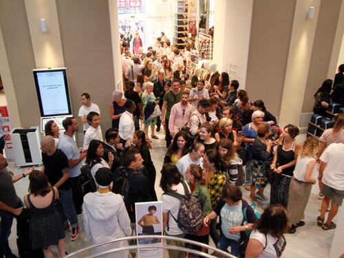 Ressa di gente all'inaugurazione del primo negozio Uniqlo in Italia