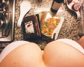 Decolleté e cibo, un connubio di successo 30