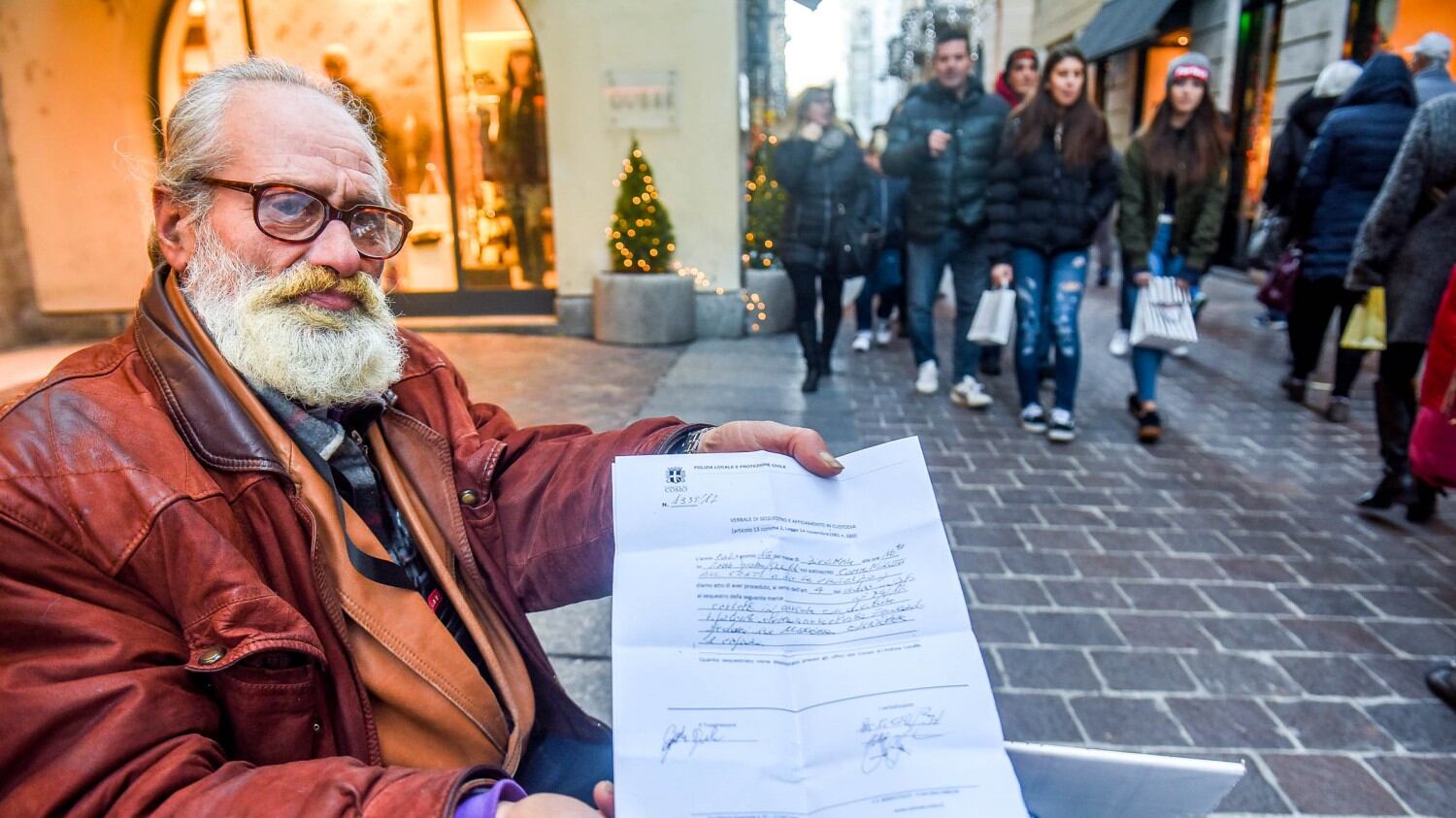Carità vietata e multe ai clochard. La scelta del sindaco divide Como