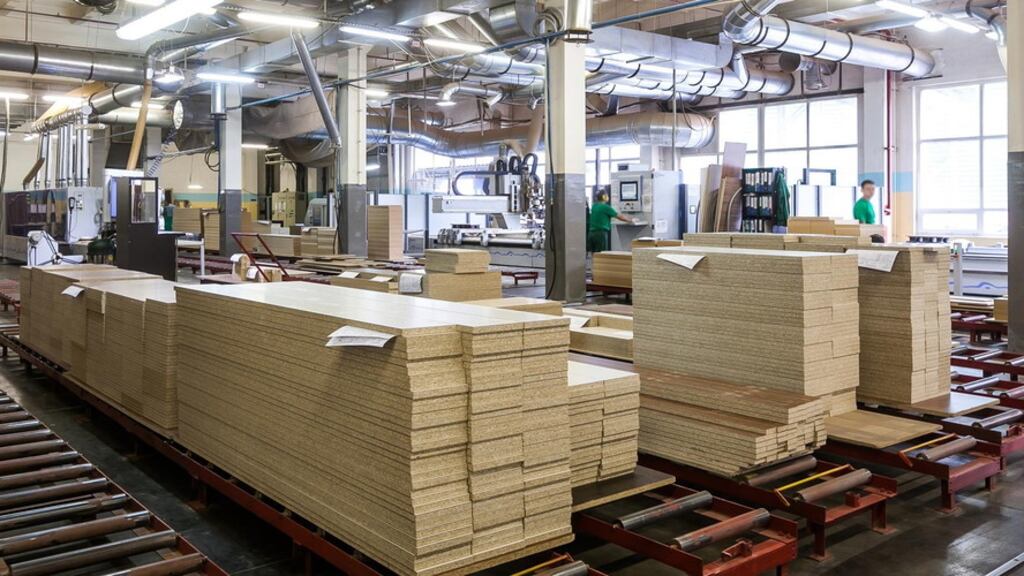 Contratto di lavoro legno, firmato il rinnovo: aumenti e una tantum