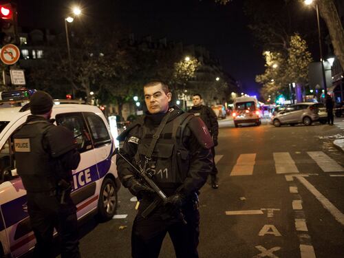"In azione tre squadre di terroristi". Uno di loro era schedato dal 2010