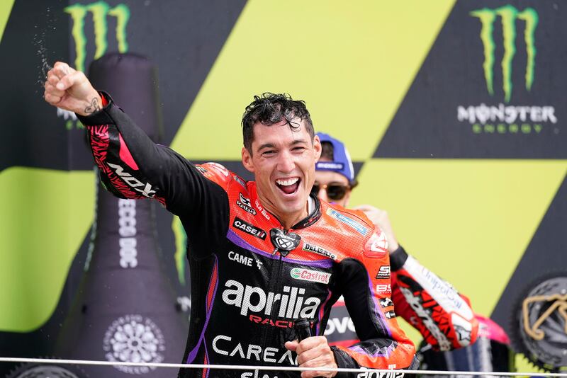 MotoGP, Espargaro beffa Bagnaia e trionfa a Silverstone: le immagini più belle della gara 1