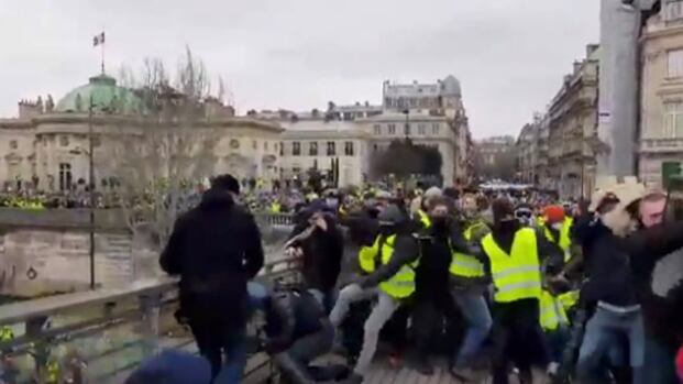 Gilet gialli, Francia nel caos: ruspa sugli uffici del governo