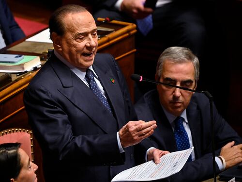 Il ritorno dopo nove anni: standing ovation per il Cav, in piedi anche Meloni e i ministri