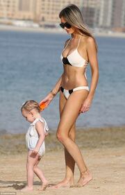 Georgina Dorsett sexy bomba in spiaggia 6