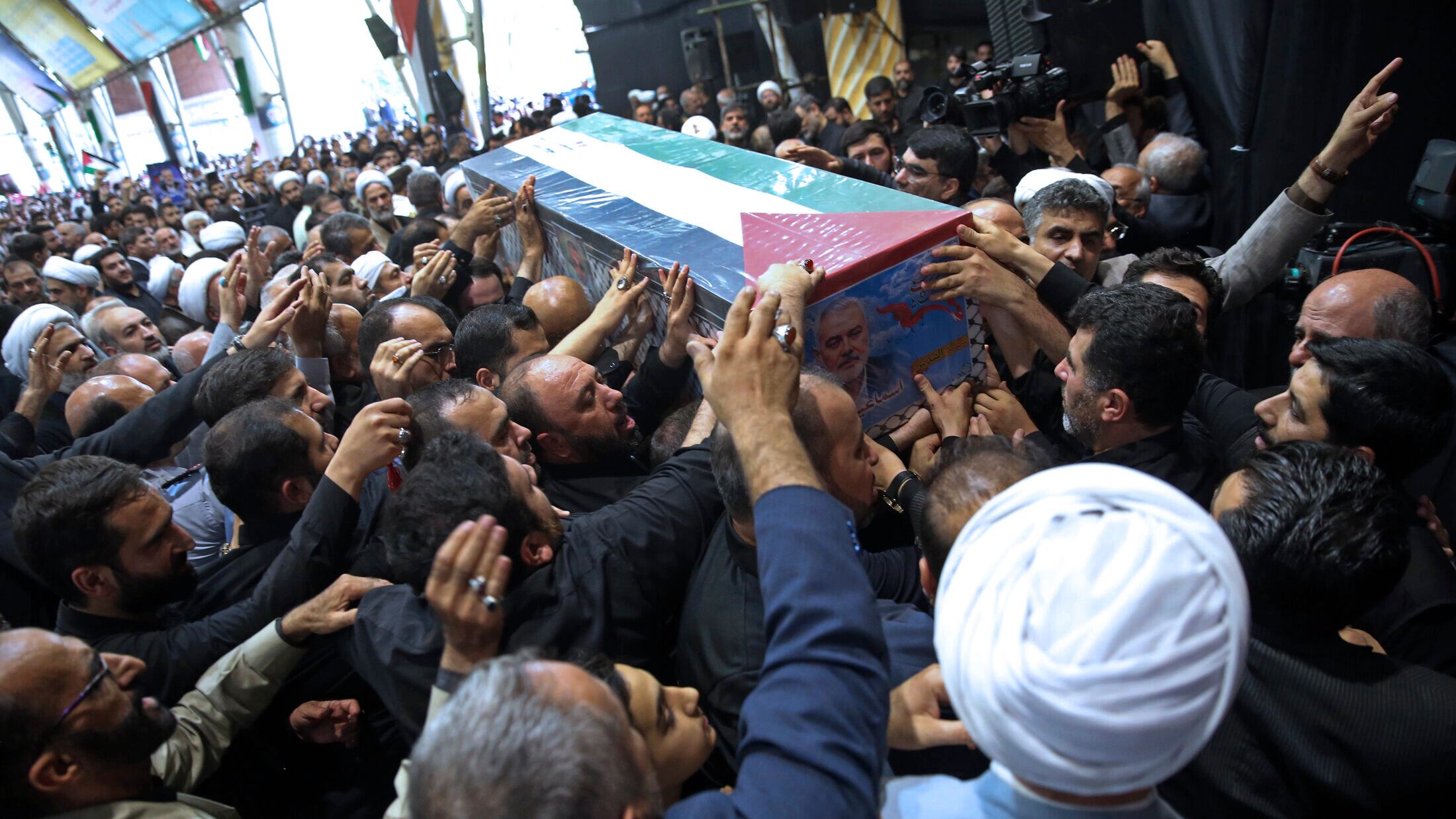 La rabbia ai funerali di Haniyeh. "Ora l'attacco contro Israele"