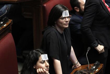 Dl lavoro, bagarre in Aula. I deputati grillini si incollano codici a barra sulla fronte 3