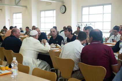 Papa Francesco mangia alla mensa vaticana 2