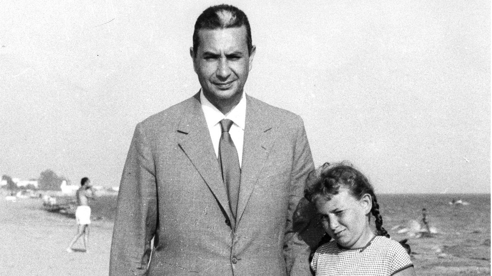 "Al mare con papà Aldo. Camminava per ore, i giornali sottobraccio"