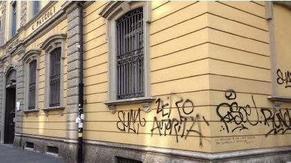 Mamme e papà puliscono i muri